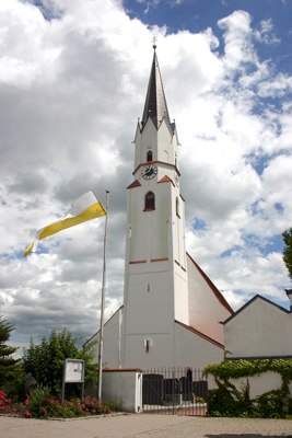 Pfarrkirche St. Stephan von außen mit wehender Fahne