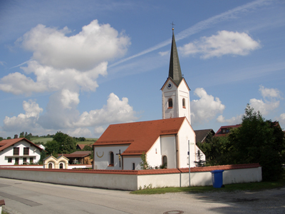 Filialkirche St. Laurentius von außen mit Kirchenmauern